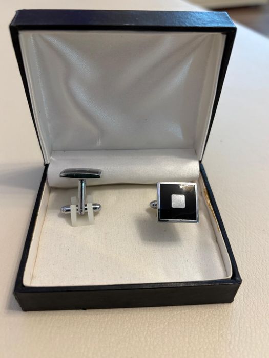 Butoni barbatesti argintii - impecabili