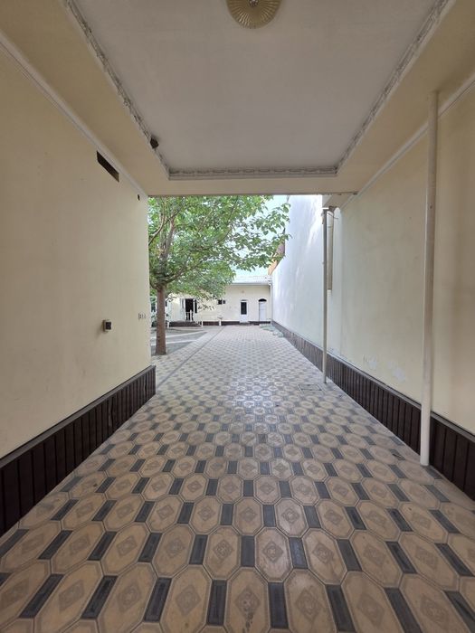 Hovli sotiladi Boxcha bozor oldida