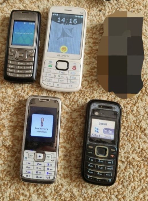 Lot telefoane pe butoane si aparat fotografiat