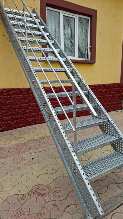 Scarii metalice zincate la cela mai mic preț