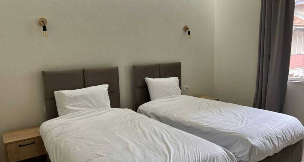 Продавам тристаен апартамент в Дружба