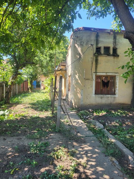 Vând casă in comuna Vădăstrița  jud Olt