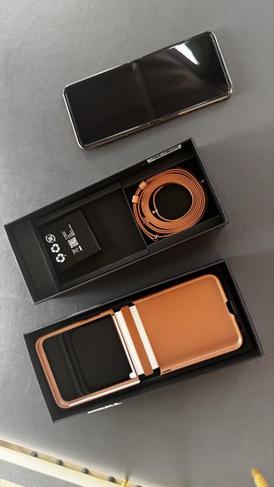 Motorola Razr 50 Ultra, culoare Mocha Mousse, 12GB RAM, 512 GB storage