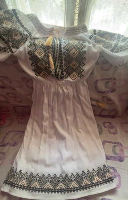 Vând costum popular