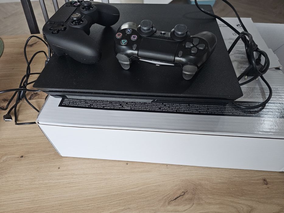 PlayStation 4 Pro 1TB + 2 manete | Stare foarte bună | Folosit puțin