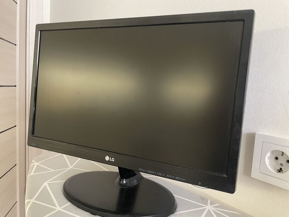 Монитор LG 19M38A-B.