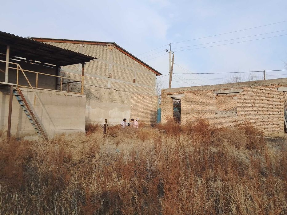 8 sotix qurilishi tugallanmagan uy sotiladi