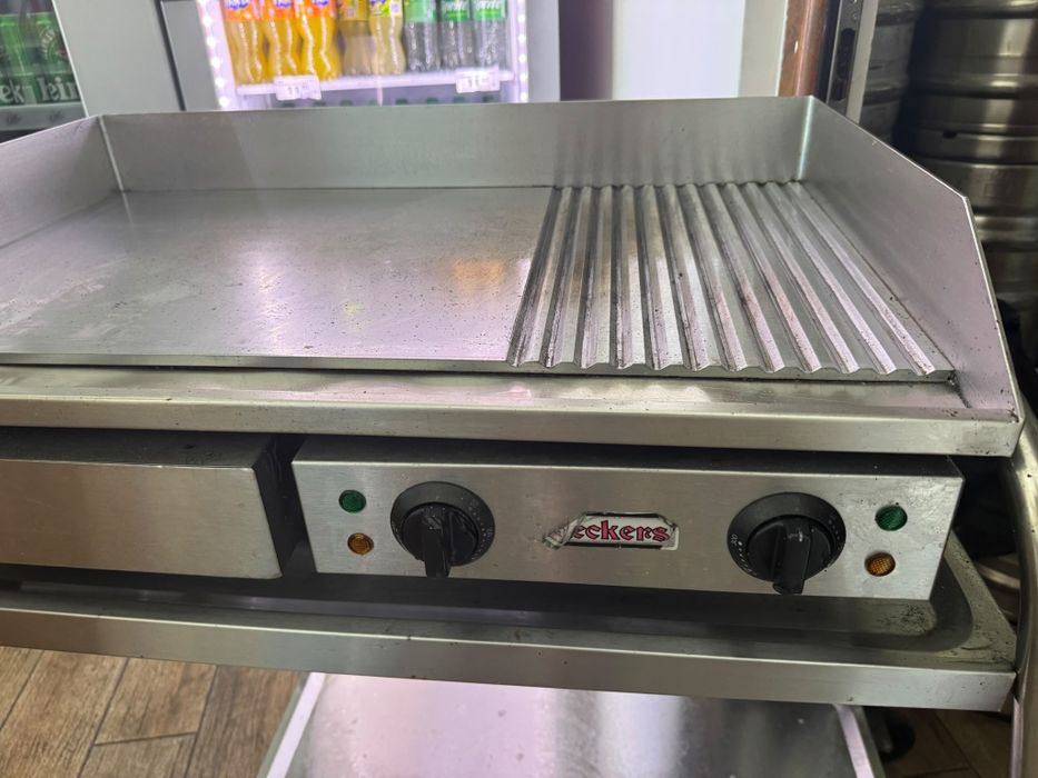 Vand echipamente Horeca (aparat Vafe, vitrina calda)