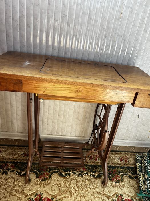 Продаётся, швейная машинка