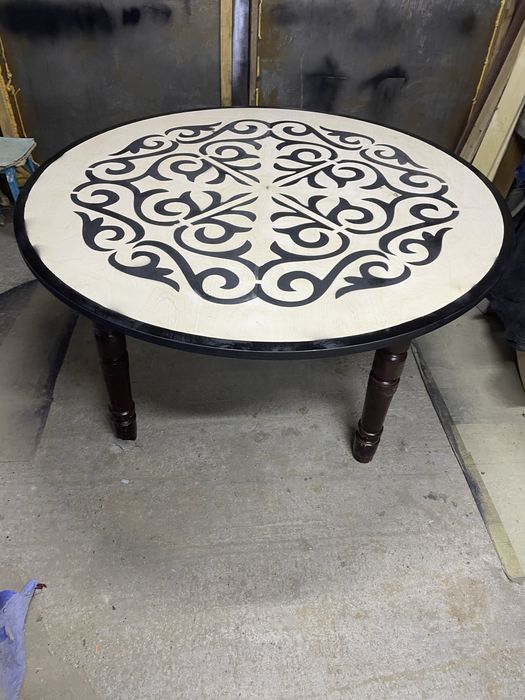 Круглый стол и стулья