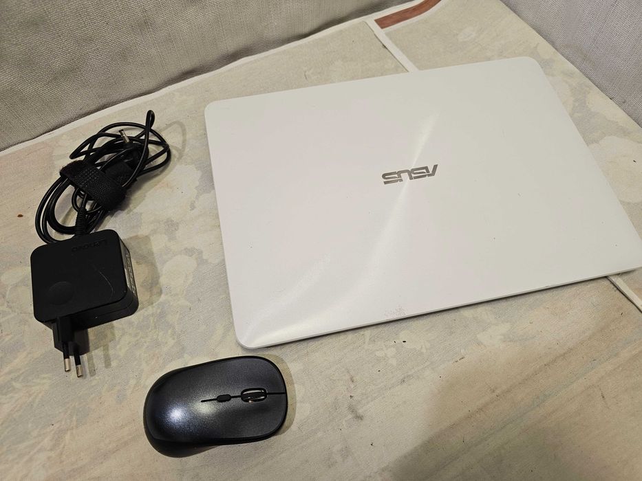 Laptop Asus X302U Alb i3 Gen 6 4GB RAM SSD 240GB Kingston Nvidia GeForce 920MX Mouse Incarcator