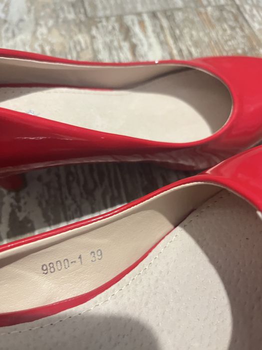 •ЧИСТО НОВИ• Лачени червени токчета