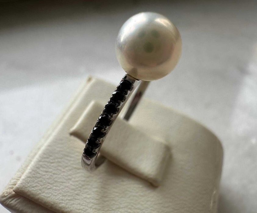 Inel din aur alb, decorat cu perlă Akoya și diamante negre