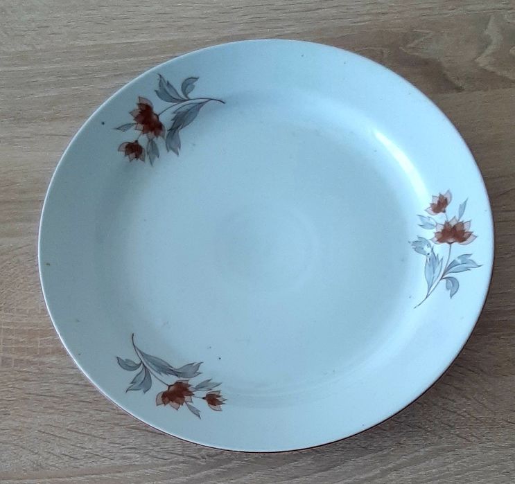 Нов поднос и Три нови халби за бира иНова порцеланова Чаша на столче к