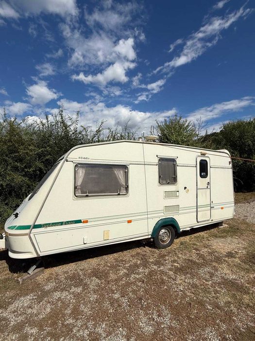 Rulotă Elddis Typhoon EX300 – Baie Mare cu Cabină Duș Separată – 4/5 Locuri