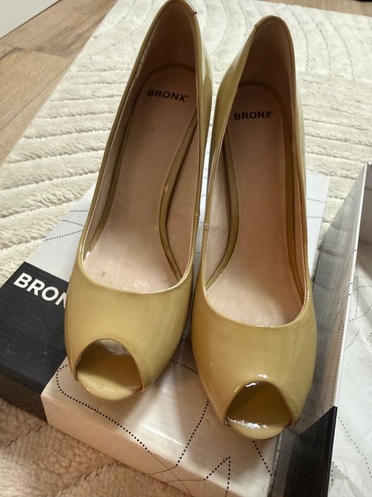 Pantofi Bronx cu toc si varf decupat