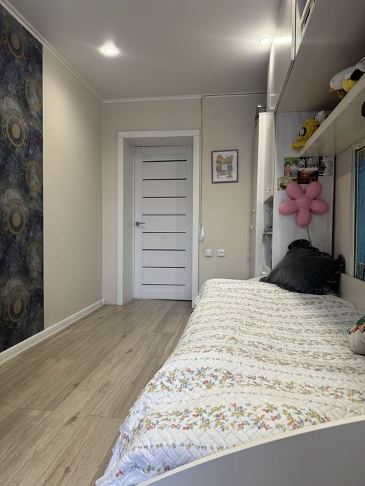 Продам квартиру трехкомнатную