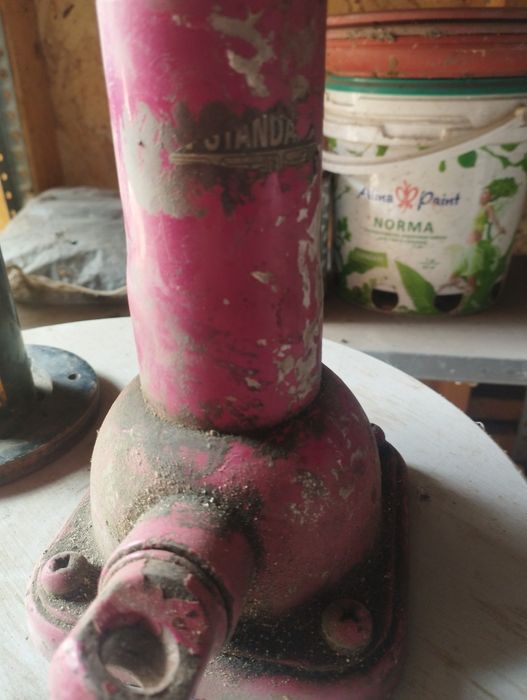 Домкраты японские продам.