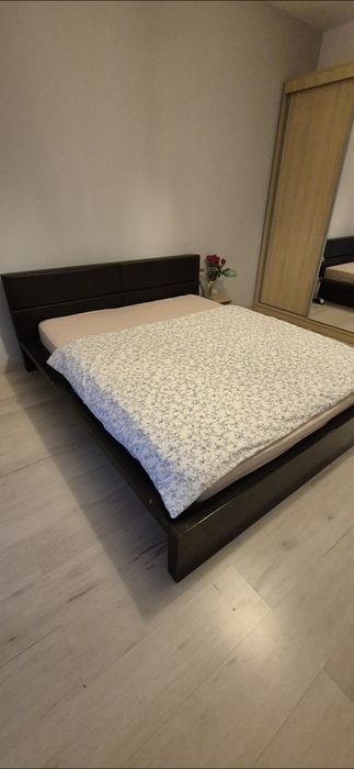 Pat matrimonial Mobexpert din lemn masiv și piele