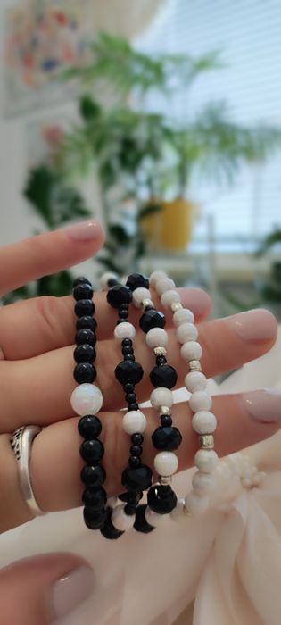 Летни гривни от мъниста бохо бяло черно синьо хендмейд ластични