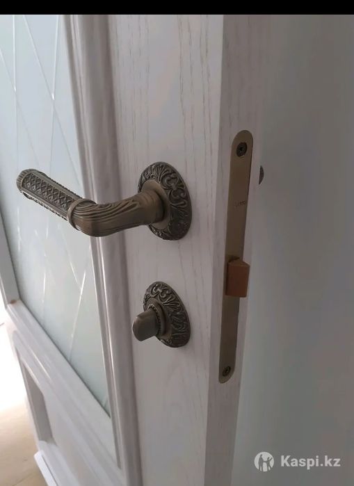 Установка межкомнатных дверей в Алматы