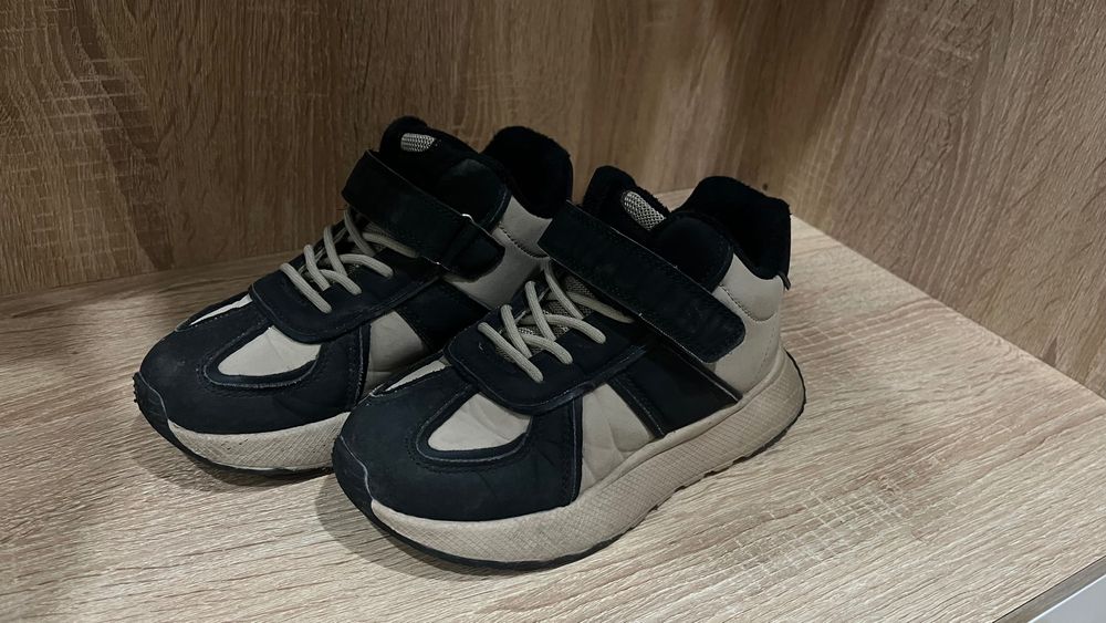 Продам кроссовки утепленные 2500 тг