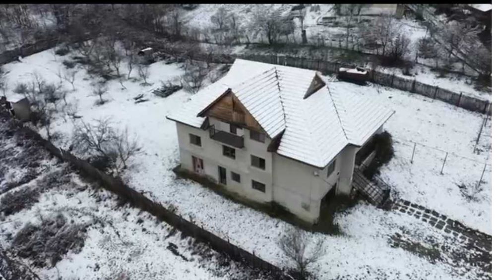 VILĂ ca-n povești situată într-o OAZĂ de VERDEAȚĂ