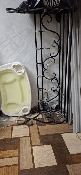 Кованная вешалка для одежды очень красивая