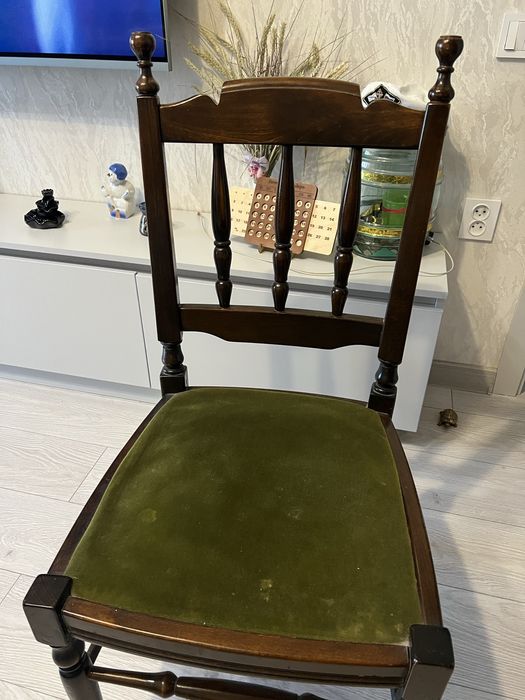 Продаются стулья.