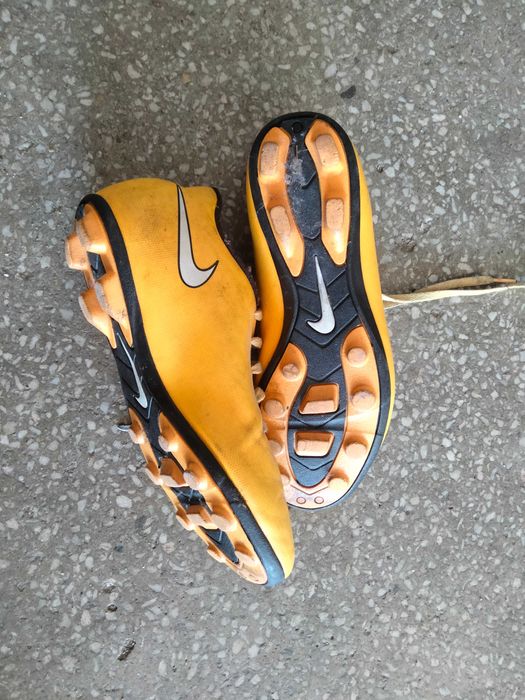 Ghete de fotbal,Nr 37,5 , preț negociabil, plată doar cash