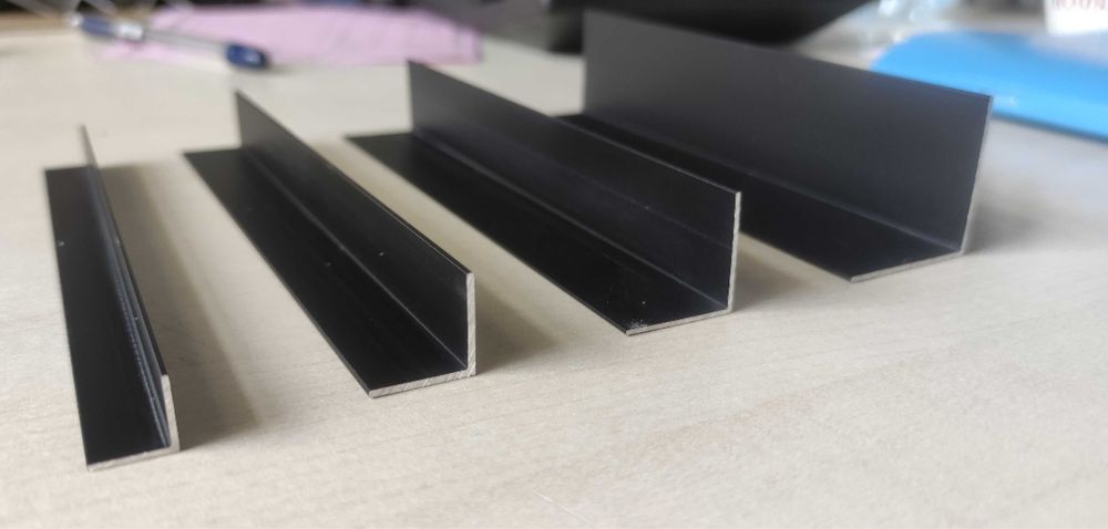 Микроплинтус L черный анодированный