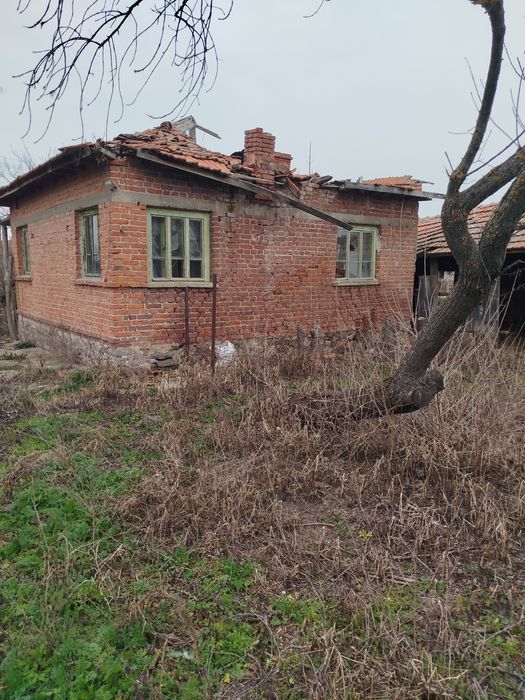 Дворно място с къща