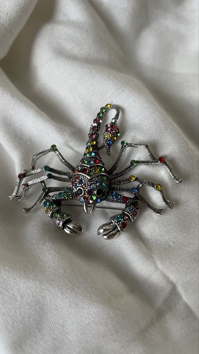 Brosa deosebita -crab cu strasuri