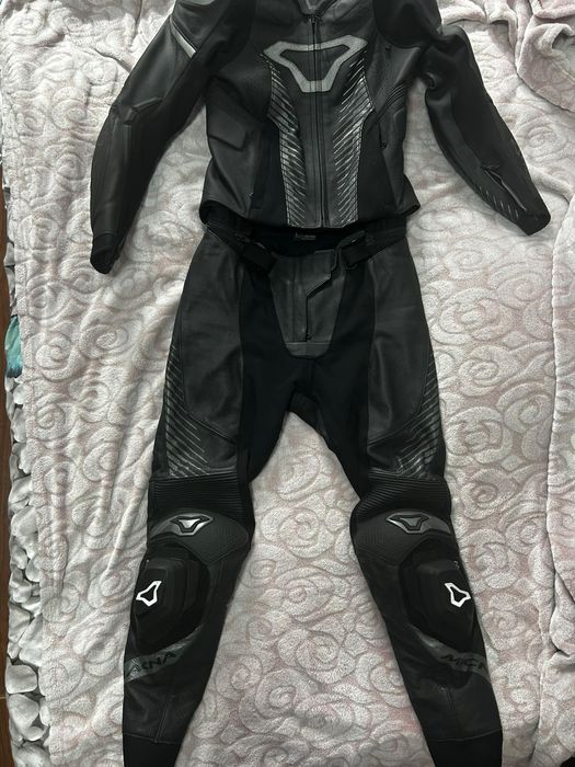 Vând costum moto de dama