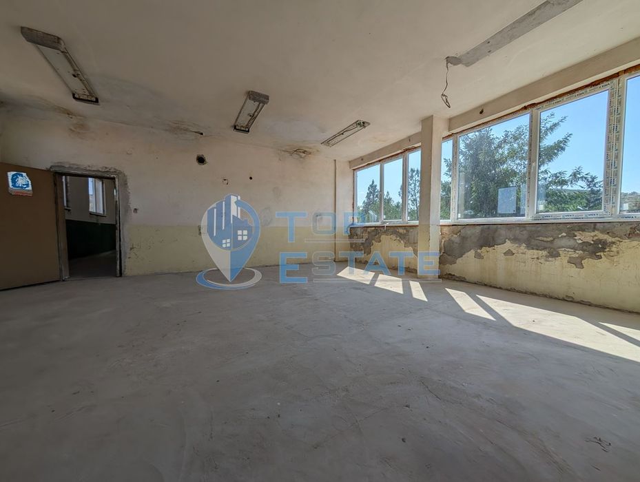 Търговска сграда в центъра на село Самоводене