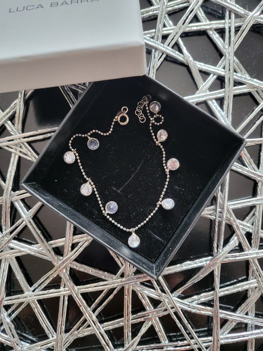 Сребърна гривна с камъчета.