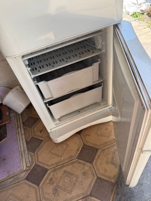 Продам холодильник и минвату