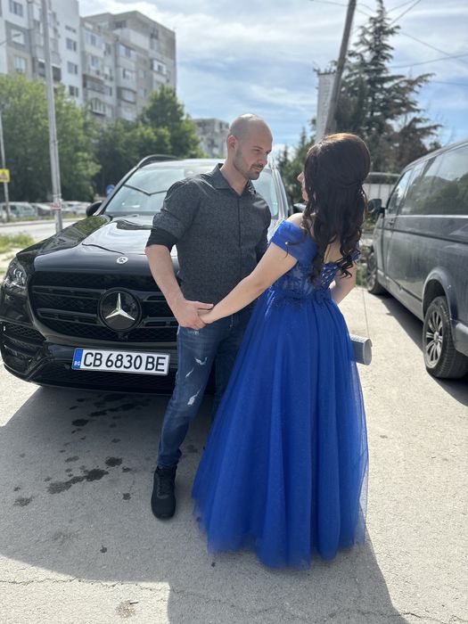 Бална рокля в кралско син цвят