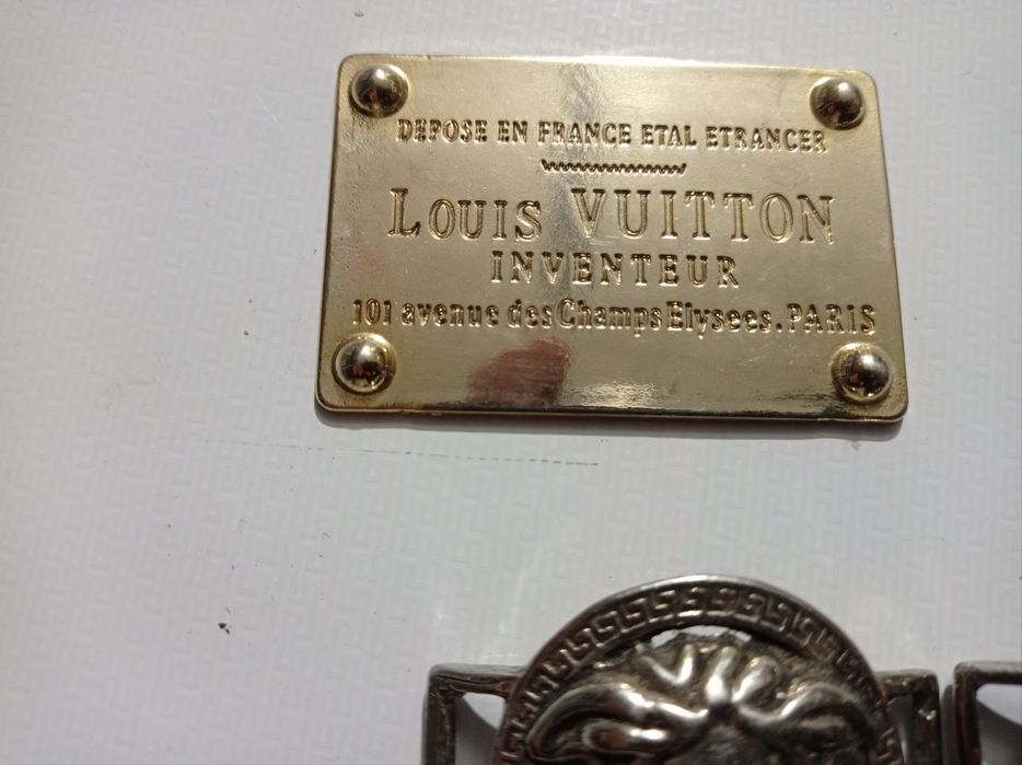 Lot embleme și paftale