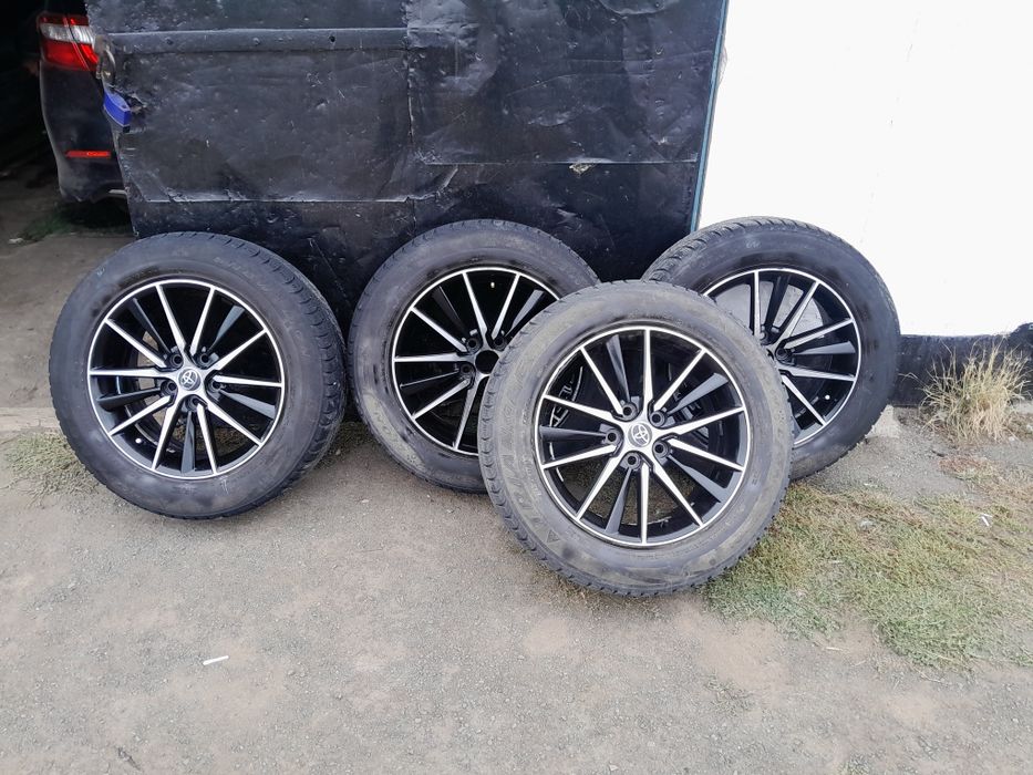 Продам комплект дисков с резиной  резины как новые