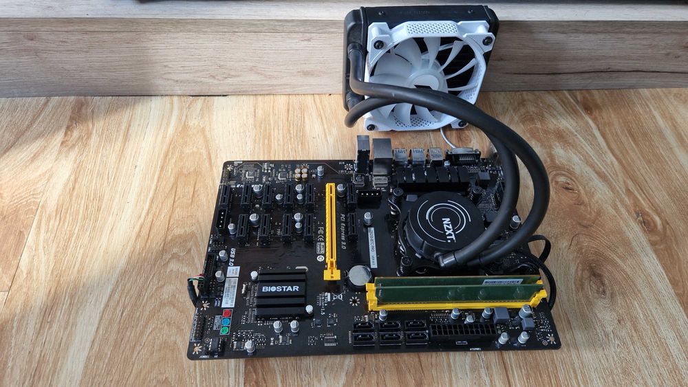 KIT 1151 B250+ i5-7500+8GB DDR4+Racire Lichid NZXT cu RGB !! CA NOU !! la 500lei