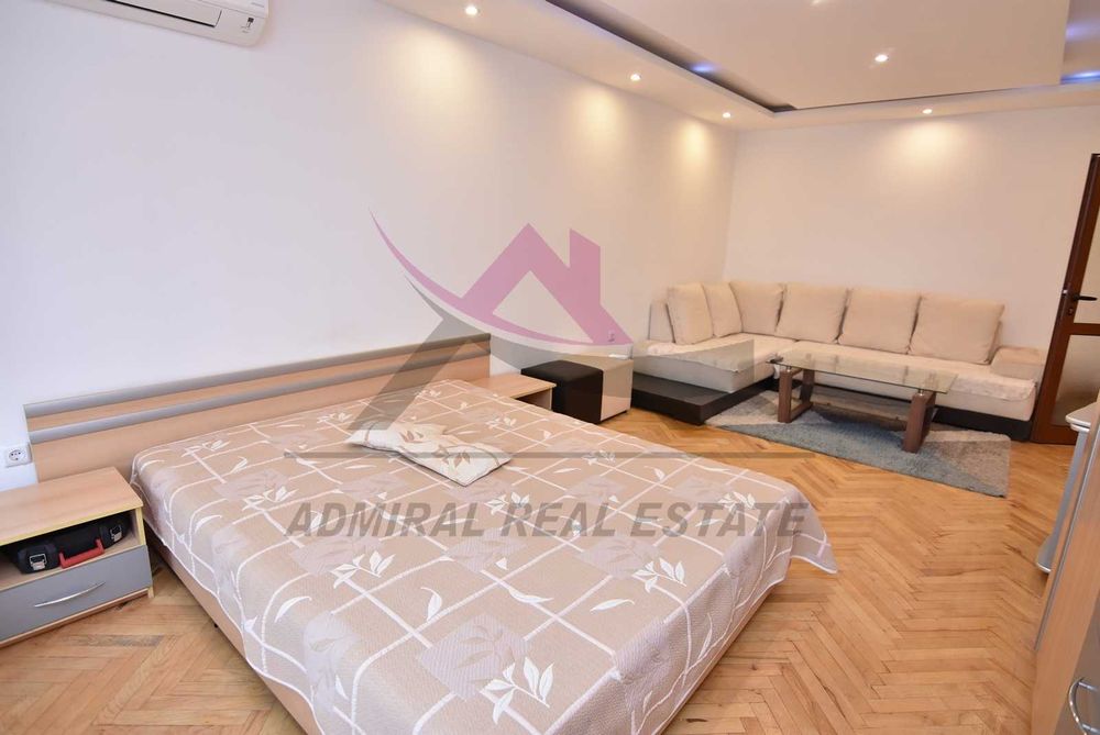 Три отделни стаи -Младост