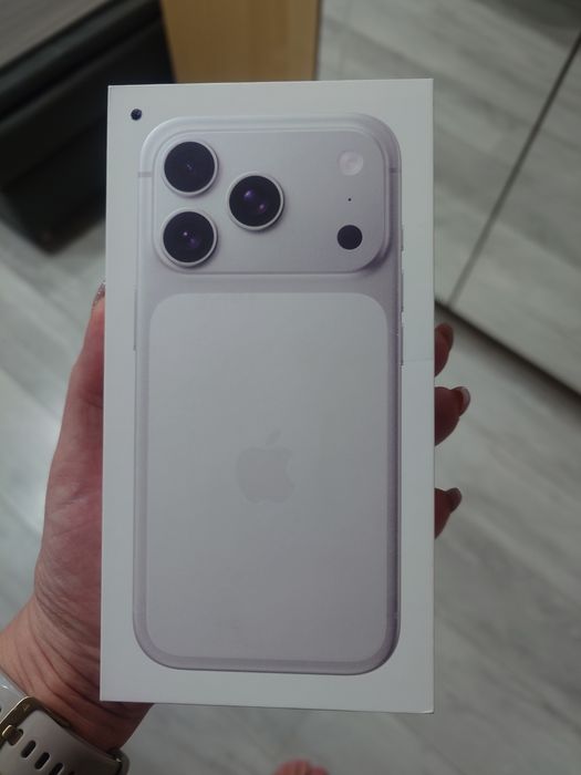 Продам iphone 17 pro с гарантией