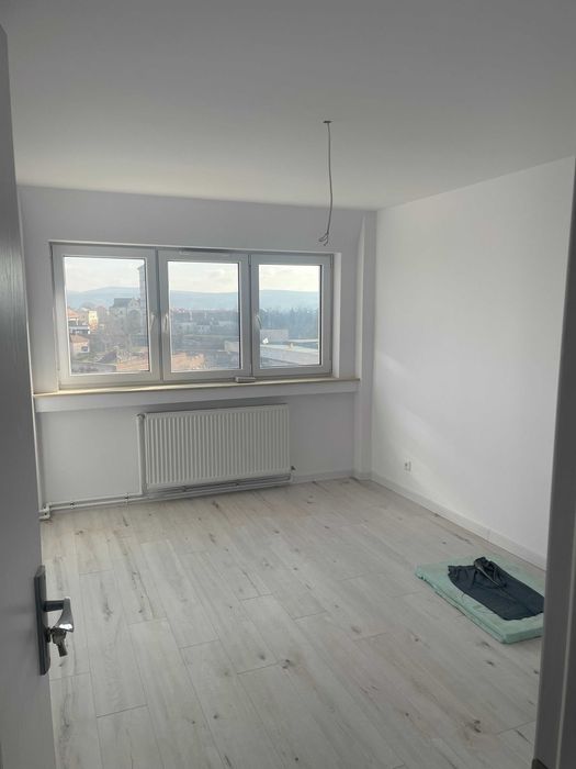 Apartament 4 camere cu vedere spre Catedrala Reintregirii-Cetate, Alba Iulia. Bloc reabilitat termic, et. 6/8, renovat complet, nemobilat.