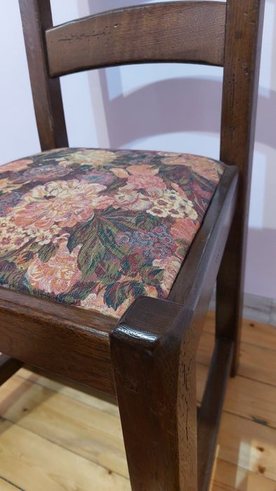 Винтидж трапезен стол от масивно дърво. Перфектно състояние.