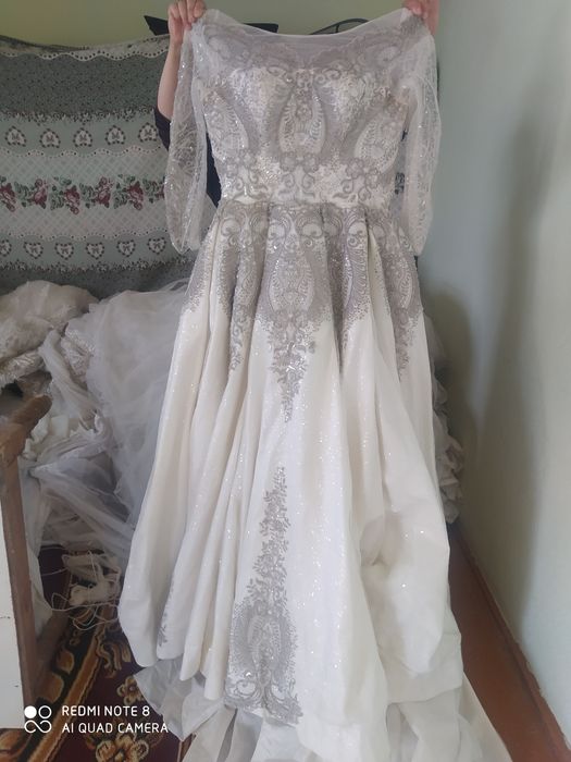 Oq koylaklar salon uchun