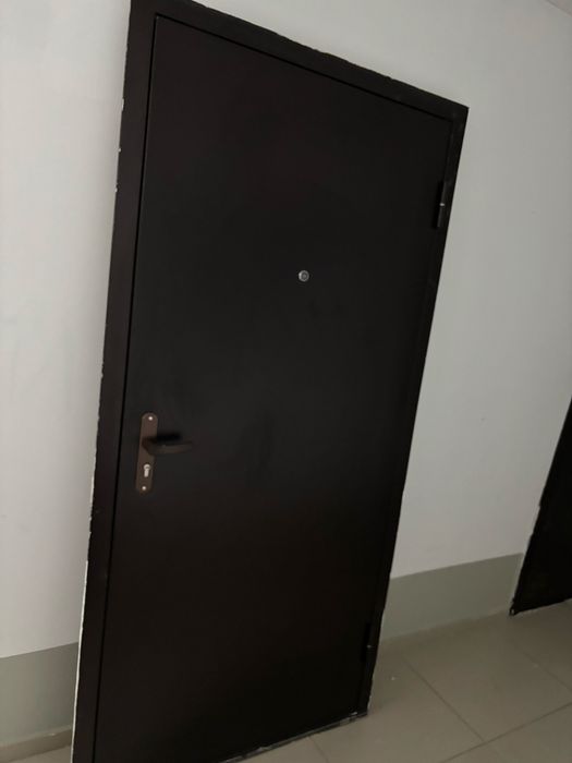 Продам входную металлическую дверь