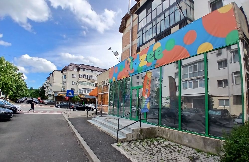 Spațiu comercial 115 m2 utili central vitrina 10 m trifazic rampa acces incarcare marfă spate