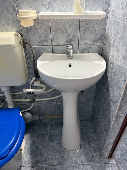 Chiuvetă cu picior și baterie pentru baie