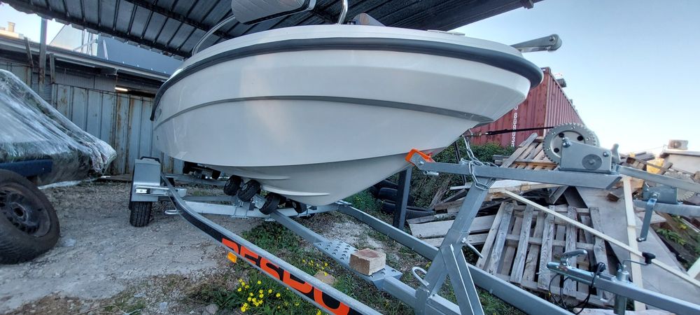 Нова стъклопластова лодка марка Karel 450cc